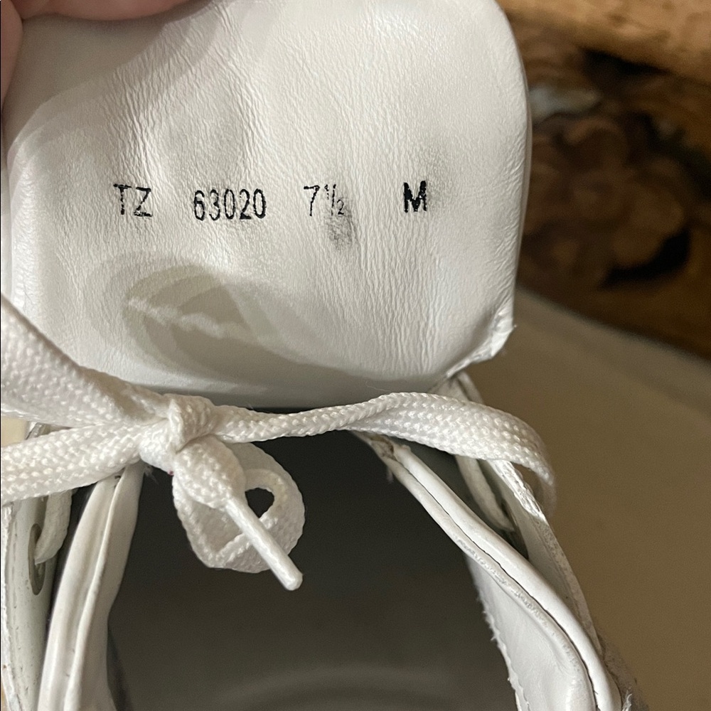 Ferragamo Gancini sneakers men’s size 7.5  equal to us sz 8.5 white w red bottom - Picture 4 of 8